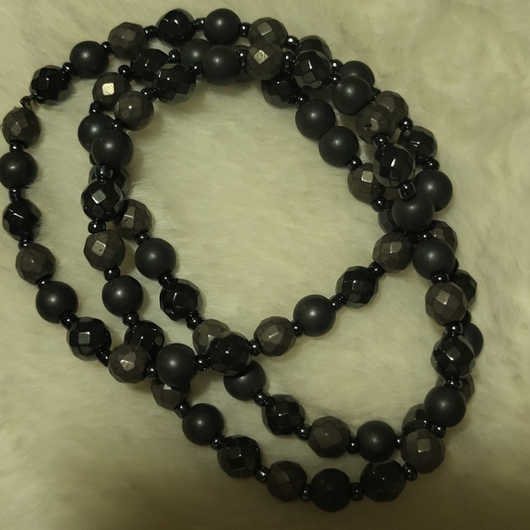 Elegant Black Beaded Bracelet - Picture 5 of 6